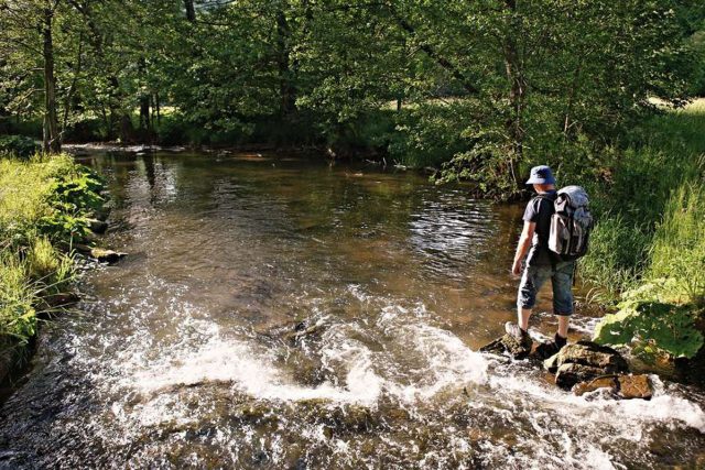 Sinntal: Idylle pur bei einer Wanderung entlang der Sinn. Foto: djd/Bad Brückenau/Kerstin Junker