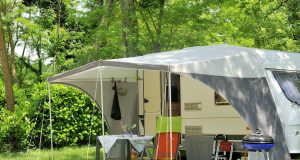 Dauercamper: Das Zuhause von Dauercampern kann von Einbrechern heimgesucht werden oder durch Naturgewalten Schaden nehmen. Foto: djd/keinesorgen.de/Shutterstock