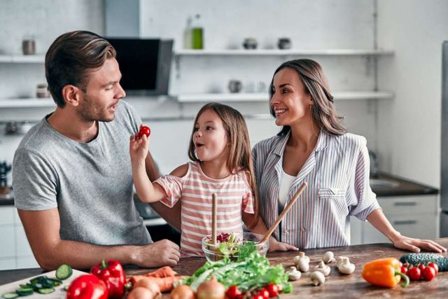 Gentest/Genanalyse: Gut versorgt mit vitaminreichem Gemüse, gesunden Fetten und der richtigen Menge an Proteinen und Kohlenhydraten: Das ist auch in vielen Familien ein wichtiges Thema. Foto: djd/Leichter Leben/Valerii - stock.adobe.com