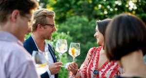 Auf den Frühling anstoßen: Zur ersten Gartenparty des Jahres oder zu Festtagen kann der Gastgeber mit selbstgemixten Cocktails Freunde und Verwandte überraschen. Foto: djd/Gin Mare/Birgit Roschach/Offenblende für Gin Mare