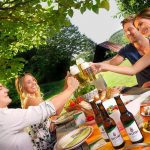 Bei den Speisen gilt heute: Erlaubt ist, was gefällt. Unverzichtbarer Teil des Grillens aber ist Bier. Foto: djd/Brauerei C. & A. Veltins