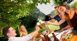 Bei den Speisen gilt heute: Erlaubt ist, was gefällt. Unverzichtbarer Teil des Grillens aber ist Bier. Foto: djd/Brauerei C. & A. Veltins