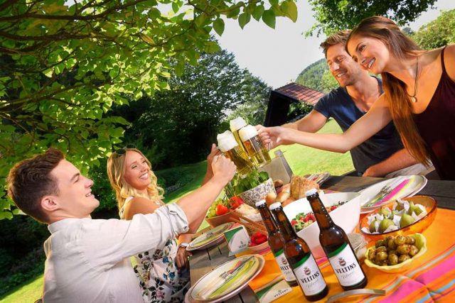 Bei den Speisen gilt heute: Erlaubt ist, was gefällt. Unverzichtbarer Teil des Grillens aber ist Bier. Foto: djd/Brauerei C. & A. Veltins