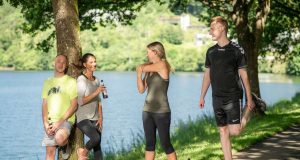Kohlenhydrate: Nach einem ausgiebigen Training will der Körper neue Kräfte tanken. Wichtig sind dann viel trinken und eine gezielte Aufnahme von Kohlenhydraten. Foto: djd/Bitburger/Michael Barg