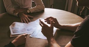 Ohne Worte kommunizieren: Unsere Körpersprache hat großen Anteil daran, welchen Eindruck wir in einem Vorstellungsgespräch hinterlassen. Foto: djd/adeccogroup.de/Unsplash