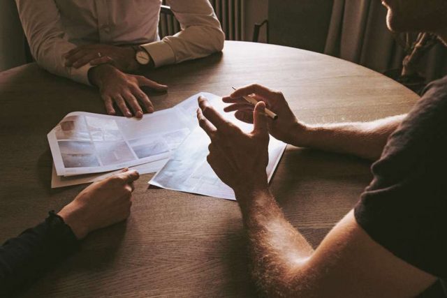 Ohne Worte kommunizieren: Unsere Körpersprache hat großen Anteil daran, welchen Eindruck wir in einem Vorstellungsgespräch hinterlassen. Foto: djd/adeccogroup.de/Unsplash