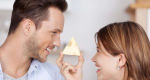 Da die Laktoseintoleranz bei jedem Betroffenen unterschiedlich stark ausgeprägt ist, muss jeder seine individuelle Toleranzgrenze für Milch und Milchprodukte austesten. Bestimmte Käsesorten etwa werden meist gut vertragen. Foto: djd/Landesvereinigung der Milchwirtschaft/LVN/contrastwerkstatt - stock.adobe.com