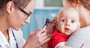 Kontrolle: Der Blick ins Ohr ist bei verschnupften Babys und Kleinkindern besonders wichtig, da sie häufiger an Mittelohrentzündungen erkranken. Foto: djd/Homöopathisches Laboratorium Alexander Pflüger/iStockphoto/KatarzynaBialasiewicz