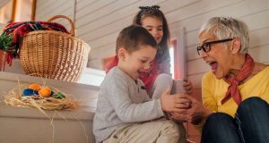 Da freut sich die Oma: Die Enkelkinder haben eine tolle Osterüberraschung selbst gebastelt. Foto: djd/kinder/Getty