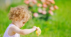 An den Ostertagen ist besonders viel Zeit, um im Sandkasten zu spielen. Foto: djd/kinder/Getty
