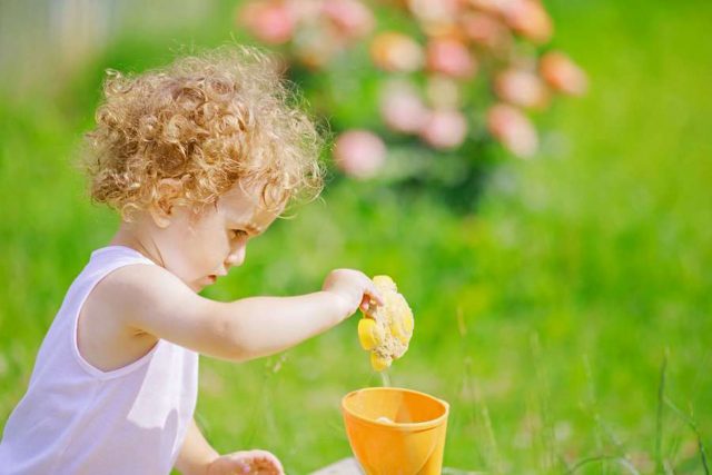 An den Ostertagen ist besonders viel Zeit, um im Sandkasten zu spielen. Foto: djd/kinder/Getty