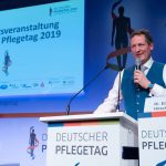 Wie schon im letzten Jahr wird Dr. Eckhart von Hirschhausen auch 2020 auf der Branchenveranstaltung sprechen - diesmal geht es um den Klimawandel im Kontext der Pflege