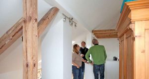 Beim Kauf einer älteren Immobilie empfiehlt es sich, das Gebäude vor Vertragsschluss von einem unabhängigen Sachverständigen auf Schadstoffe abklopfen zu lassen. Foto: djd/Bauherren-Schutzbund