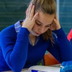 Schulstoff, Hausaufgaben und zum Teil der Druck der Lehrer führen ebenfalls zu Schulstress.