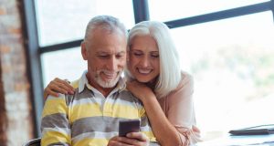 Smartphones: Senioren nutzen ihr Smartphone ebenso wie jüngere Nutzer nicht nur zum Telefonieren, sondern greifen auch auf zahlreiche Anwendungen zurück. Foto: djd/emporia Telecom/Viacheslav Iakobchuk - stock.adobe.com