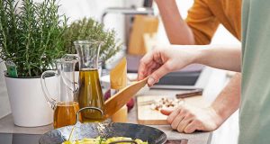 Pflanzliches: Egal ob vegan oder nicht: Wertvolle Pflanzenöle sind ein wichtiger Bestandteil der gesunden Ernährung. Foto: djd/LaVita