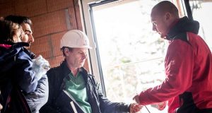 Unabhängige Baustellenkontrollen können Baumängel rechtzeitig feststellen und teure Folgekosten ersparen. Foto: djd/Bauherren-Schutzbund