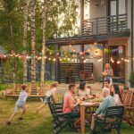 Betongold: Der Traum vom eigenen Haus ist mit vielen Emotionen verbunden. Gleichzeitig sind Immobilien auch eine attraktive Kapitalanlage. Foto: djd/Dr. Klein Privatkunden/Getty Images/gorodenkoff