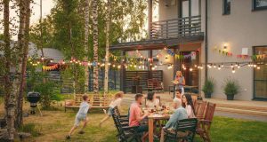 Betongold: Der Traum vom eigenen Haus ist mit vielen Emotionen verbunden. Gleichzeitig sind Immobilien auch eine attraktive Kapitalanlage. Foto: djd/Dr. Klein Privatkunden/Getty Images/gorodenkoff
