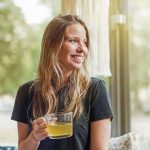 Fasten. Viel trinken: Drei bis fünf Liter Flüssigkeit - Kräutertee, Wasser und Brühe - sollte man an einem Fastentag zu sich nehmen. Foto: djd/Jentschura International/Getty