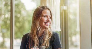 Fasten. Viel trinken: Drei bis fünf Liter Flüssigkeit - Kräutertee, Wasser und Brühe - sollte man an einem Fastentag zu sich nehmen. Foto: djd/Jentschura International/Getty
