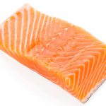 Neben einem hohen Anteil an Omega-3-Fettsäuren liefert Lachs auch jede Menge Vitamine, Mineralstoffe und Spurenelemente.