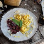 Dolce Vita für kalte Tage: Parmigiano-Reggiano- Ravioli und Rote Beete-Ragout. Foto: djd/Parmigiano Reggiano/Markus Bassler