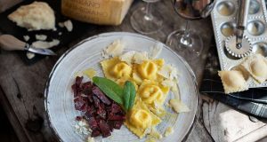 Dolce Vita für kalte Tage: Parmigiano-Reggiano- Ravioli und Rote Beete-Ragout. Foto: djd/Parmigiano Reggiano/Markus Bassler