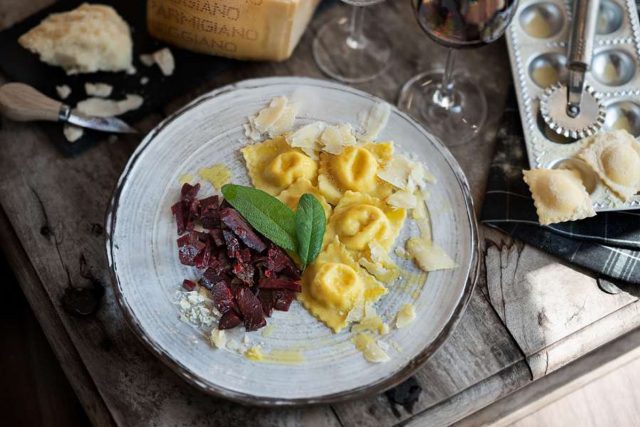 Dolce Vita für kalte Tage: Parmigiano-Reggiano- Ravioli und Rote Beete-Ragout. Foto: djd/Parmigiano Reggiano/Markus Bassler
