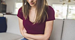 Verdauung Frösteln, Krämpfe und Völlegefühl können Hinweise auf ein geschwächtes Verdauungsfeuer sein. Foto: djd/Padma/pololia - stock.adobe.com