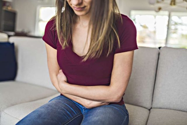 Verdauung Frösteln, Krämpfe und Völlegefühl können Hinweise auf ein geschwächtes Verdauungsfeuer sein. Foto: djd/Padma/pololia - stock.adobe.com