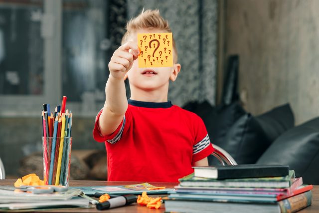 The little boy was thinking, sticking a sticker on his forehead. Solves the problem. Lese- und Rechtschreibschwäche