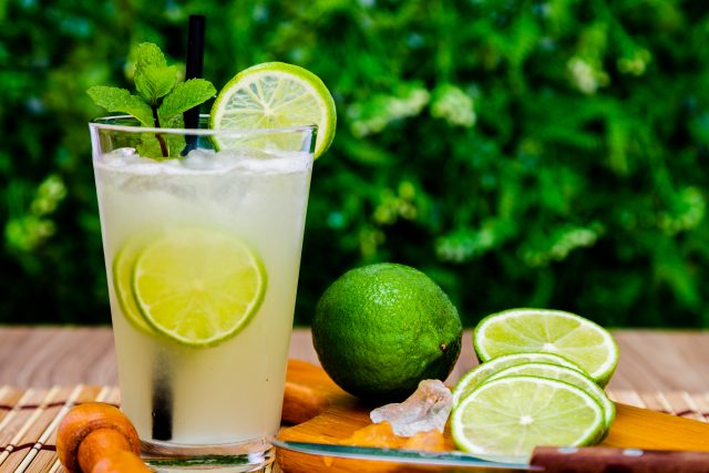 Brazilian traditional refreshing caipirinha Kultgetränk: Caipirinha