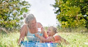 Allergiker: Ein unbeschwerter Sommer im Freien bleibt vielen Allergikern verwehrt. Zum Heuschnupfen gesellen sich oft Hautprobleme. Foto: djd/LETI Pharma GmbH/J. Heilmann
