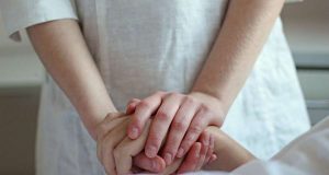 Eine Erkrankung kann dazu führen, dass man nicht mehr selbst seine Angelegenheiten regeln kann? Für diesen Fall lässt sich in einer Vorsorgevollmacht eine Vertrauensperson benennen. Foto: djd/Deutsches Institut für Altersvorsorge/Alena Ramakic
