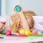 Ostertage: An Ostern ist genug Zeit, bunte Eier mit Quatschgesichtern zu verzieren. Das kann man auch als Wettbewerb spielen. Foto: djd/kinder/Getty