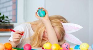 Ostertage: An Ostern ist genug Zeit, bunte Eier mit Quatschgesichtern zu verzieren. Das kann man auch als Wettbewerb spielen. Foto: djd/kinder/Getty