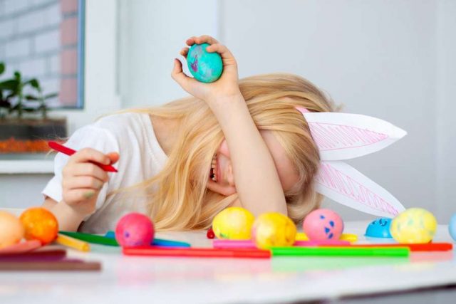 Ostertage: An Ostern ist genug Zeit, bunte Eier mit Quatschgesichtern zu verzieren. Das kann man auch als Wettbewerb spielen. Foto: djd/kinder/Getty