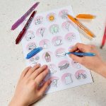 Schritt 1: Zunächst wird die gewünschte Vorlage auf weißem Papier ausgedruckt, anschließend werden die Symbol-Karten bunt verziert. kreative Wochenplanung. Foto: djd/Pilot Pen