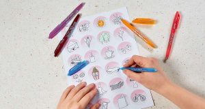 Schritt 1: Zunächst wird die gewünschte Vorlage auf weißem Papier ausgedruckt, anschließend werden die Symbol-Karten bunt verziert. kreative Wochenplanung. Foto: djd/Pilot Pen