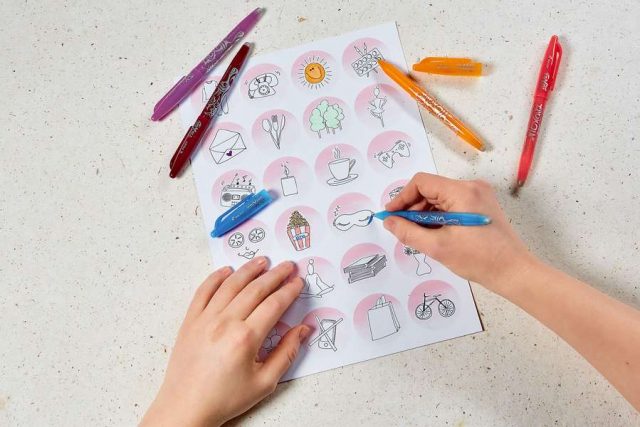 Schritt 1: Zunächst wird die gewünschte Vorlage auf weißem Papier ausgedruckt, anschließend werden die Symbol-Karten bunt verziert. kreative Wochenplanung. Foto: djd/Pilot Pen