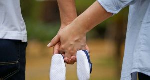 Eltern werden: Laut einer aktuellen YouGov-Umfrage hat in der Altersgruppe der 18- bis 24-Jährigen jeder Zweite einen Kinderwunsch. Foto: djd/DEVK/Pixabay