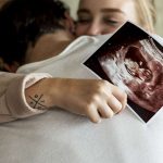 Die Nachricht von einer Schwangerschaft freut Eltern. Zugleich ist die Unsicherheit groß. Es gibt viel zu organisieren für das neue Leben als Familie.