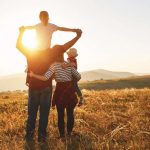 An die Zukunft denken und auf umweltfreundliche Energie setzen: Familien entscheiden sich deutlich häufiger für Ökostrom als Singles.