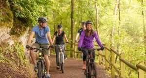 Mountainbiking: Schwung holen und anspruchsvolle Strecken meistern: Mountainbiking fordert den ganzen Körper. Wichtig ist daher eine gute Regeneration nach dem Training.