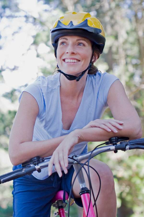 Radeln: Ein richtig geformter Fahrradsattel passt zur individuellen Sitzhaltung des jeweiligen Fahrers oder der jeweiligen Fahrerin.