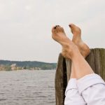 Gerade im Sommer möchte man seine Füße vorzeigen können. Veränderungen an ihnen können nicht nur ein kosmetisches, sondern auch ein medizinisches Problem offenbaren - gerade bei Menschen mit Diabetes.