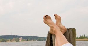 Gerade im Sommer möchte man seine Füße vorzeigen können. Veränderungen an ihnen können nicht nur ein kosmetisches, sondern auch ein medizinisches Problem offenbaren - gerade bei Menschen mit Diabetes.