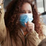 Wer sich noch in die Öffentlichkeit begeben muss, sollte penibel auf die Gesundheitsvorsorge achten.
