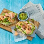 Frühlingshaft leicht und lecker genießen: Fisch gehört in jedem Fall dazu - zum Beispiel mit Lachs auf geröstetem Brioche mit Avocado und Minze. Foto: djd/COSTA Meeresspezialitäten